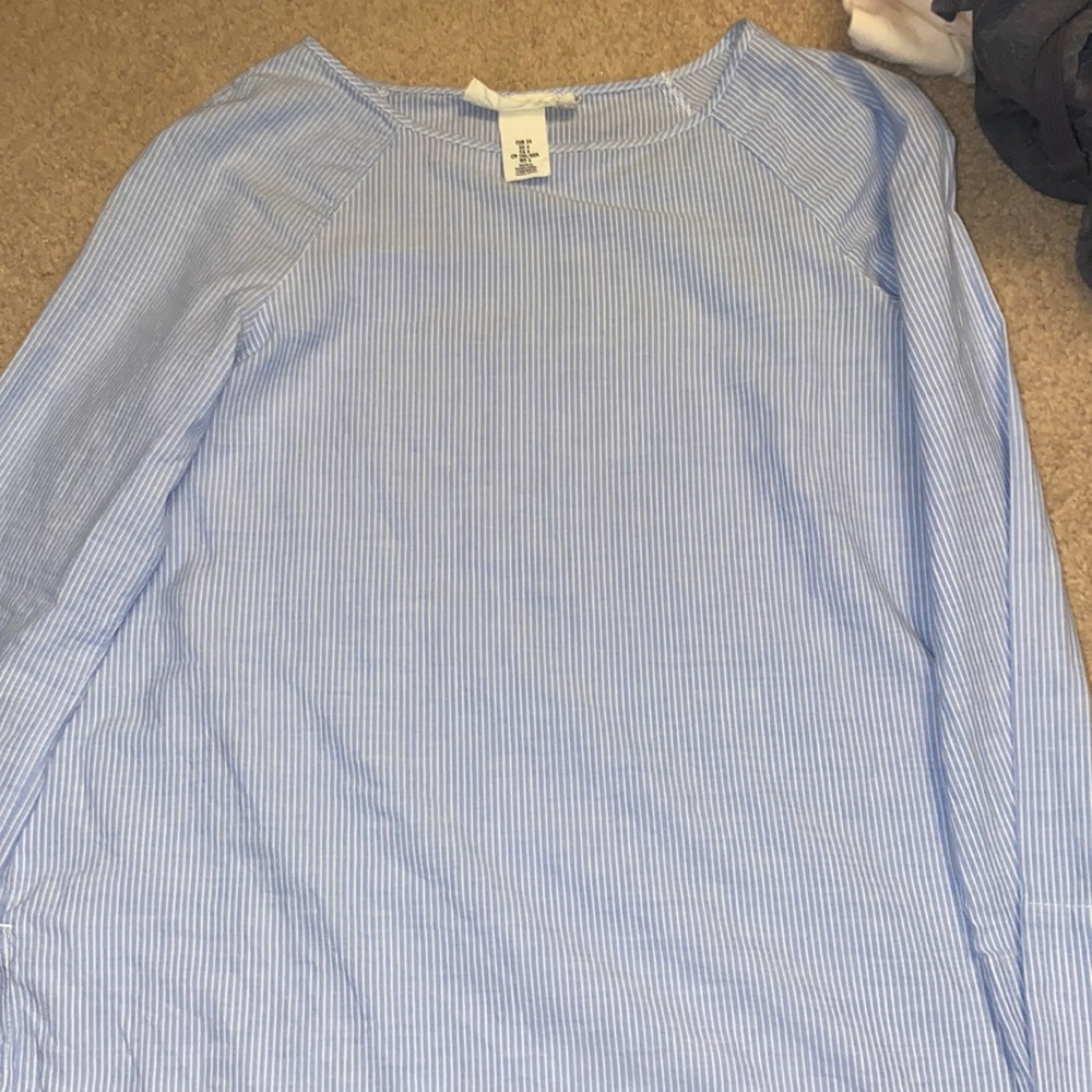 Adorable blue and white striped top